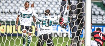 Waguininho comemorando seu gol contra o Vitória - ivulgação/Coritiba