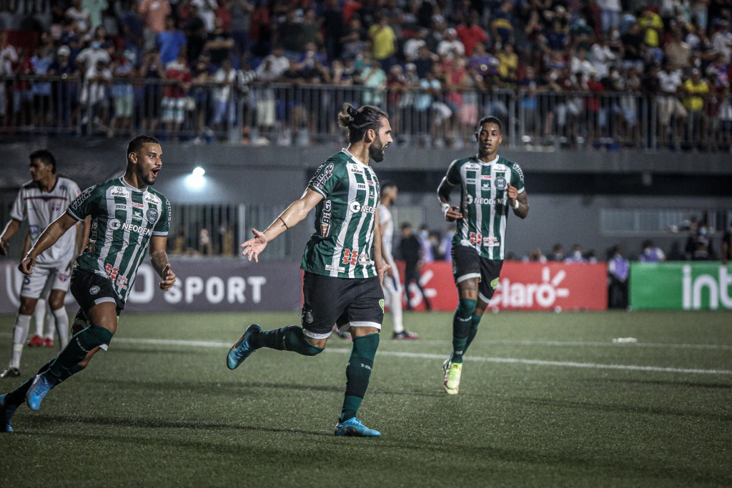 Em noite dos centroavantes, Coritiba goleia e avança na Copa do Brasil ...